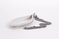 Póráz, fehér bőrfogantyú fémlánccal Lamb leather handle with 2 rows of small rhinestones and metal chain